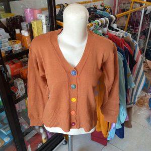 ini adalah Rajut Kancing Pelangi Coral, size: panjang 50cm, LD 100cm, material: wol, color: Chocholate coral, brand: rajutanindonesia, age_group: all ages, gender: female