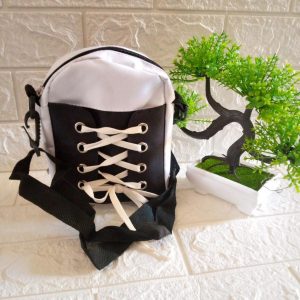 ini adalah Tasel Sepatu Hitam, size: 18 cm x 13 cm, material: Canvas, color: Black and white, brand: Tasslempangindo, age_group: all ages, gender: unisex