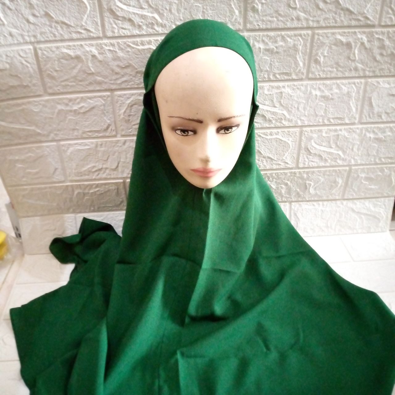 ini adalah Bergo Maryam XL Emerald, size: XL, material: Cooton diamond crepe, color: green, brand: Jilbabwanitaindonesia, age_group: all ages, gender: female
