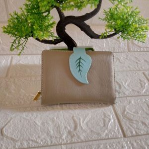 ini adalah Dompet Daun Biru, size: 12 cm x 10 cm, material: synthetic, color: grey, brand: Dompetindonesia, age_group: teen, gender: female