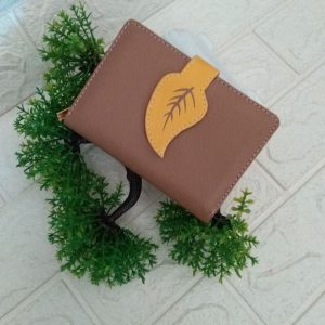 ini adalah Dompet Daun Kuning, size: L, material: sintetis, color: chocholate, brand: Dompetindonesia, age_group: all ages, gender: female
