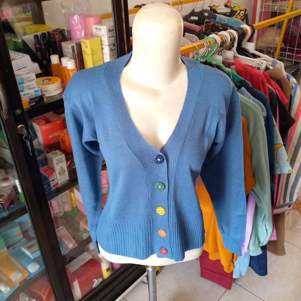 ini adalah Rajut Kancing Pelangi Denin, size: XL, material: wol, color: blue, brand: cardirajutindo, age_group: teen, gender: female