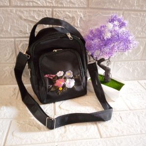 ini adalah Tas Elra Hitam, size: 35cm x 30 cm, material: mikro, color: black, brand: tasselindonesia, age_group: teen, gender: female