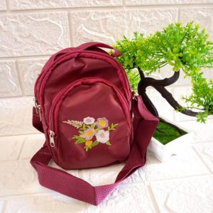 ini adalah Tas Elra Marun, size: 20 cm x 15 cm, material: mikro, color: maroon, brand: tasselindonesia, age_group: teen, gender: female