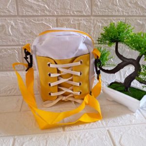 ini adalah Tasel Sepatu Kuning, size: 18 cm x 13 cm, material: Canvas, color: yellow and white, brand: Tasslempangindo, age_group: teen, gender: unisex