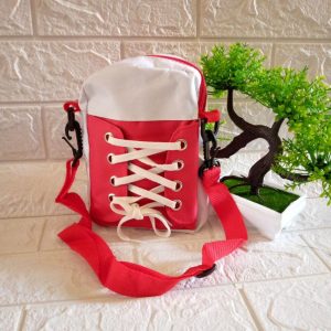 ini adalah Tasel Sepatu Merah, size: 18 cm x 13 cm, material: Canvas, color: red and white, brand: Tasslempangindo, age_group: teen, gender: unisex