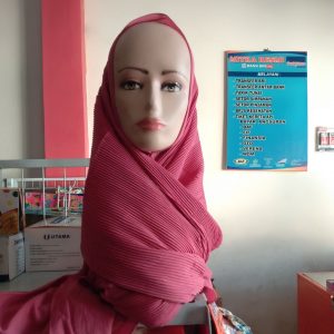 ini adalah Pasmina Plisket Dusty, size: 120 cm x 70 cm, material: cotton diamond, color: Pink, brand: Pashminaindonesia, age_group: teen, gender: female