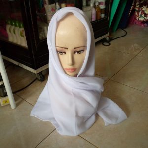ini adalah Bella Square White, size: 115cm x 115cm, material: Double Hycount, color: white, brand: Bella, age_group: all ages, gender: female