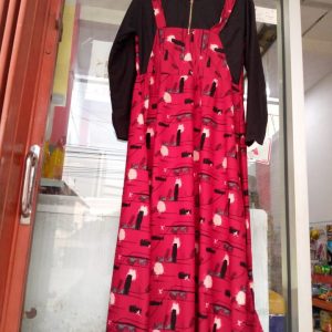 ini adalah Gamis Overal Corak Merah, size: Panjang 100 cm, Ld 95 cm, material: voxy premium, color: red, brand: Gamisindonesia, age_group: all ages, gender: female