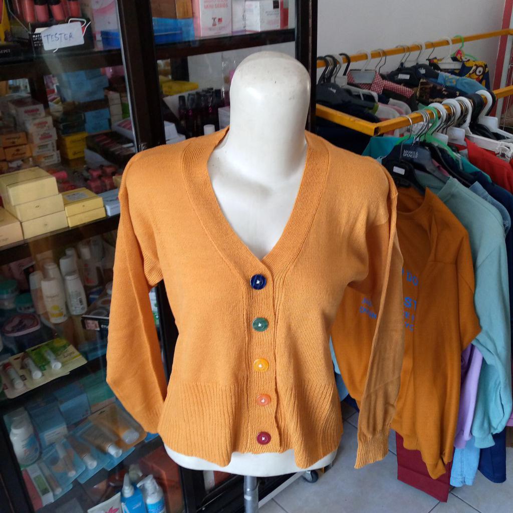 ini adalah Rajut Kancing Pelangi Mustard, size: XL, material: wol, color: yellow, brand: cardirajutindo, age_group: teen, gender: female