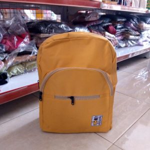 ini adalah tas ransel warna kuning disertai 3 step resleting