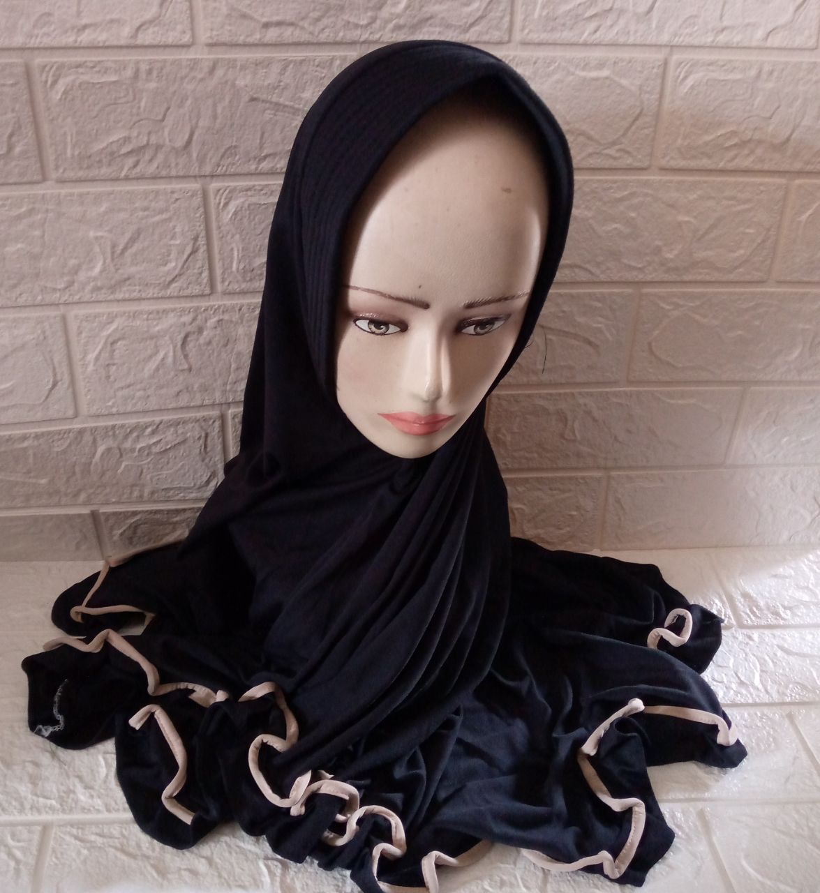 ini adalah Jilbab Rivani Hitam, size: 75 cm, material: Jersey, color: black, brand: Jilbabwanitaindonesia, age_group: all ages, gender: female