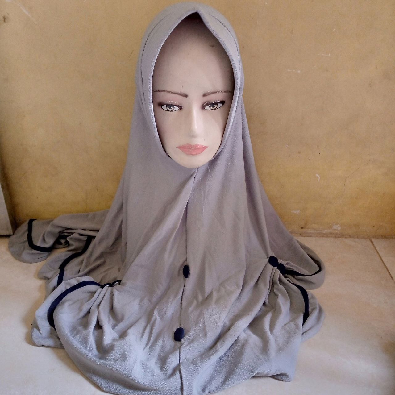 ini adalah Jilbab Sabrika Kancing Abu, size: 75 cm, material: Jersey, color: grey, brand: Jilbabwanitaindonesia, age_group: all ages, gender: female