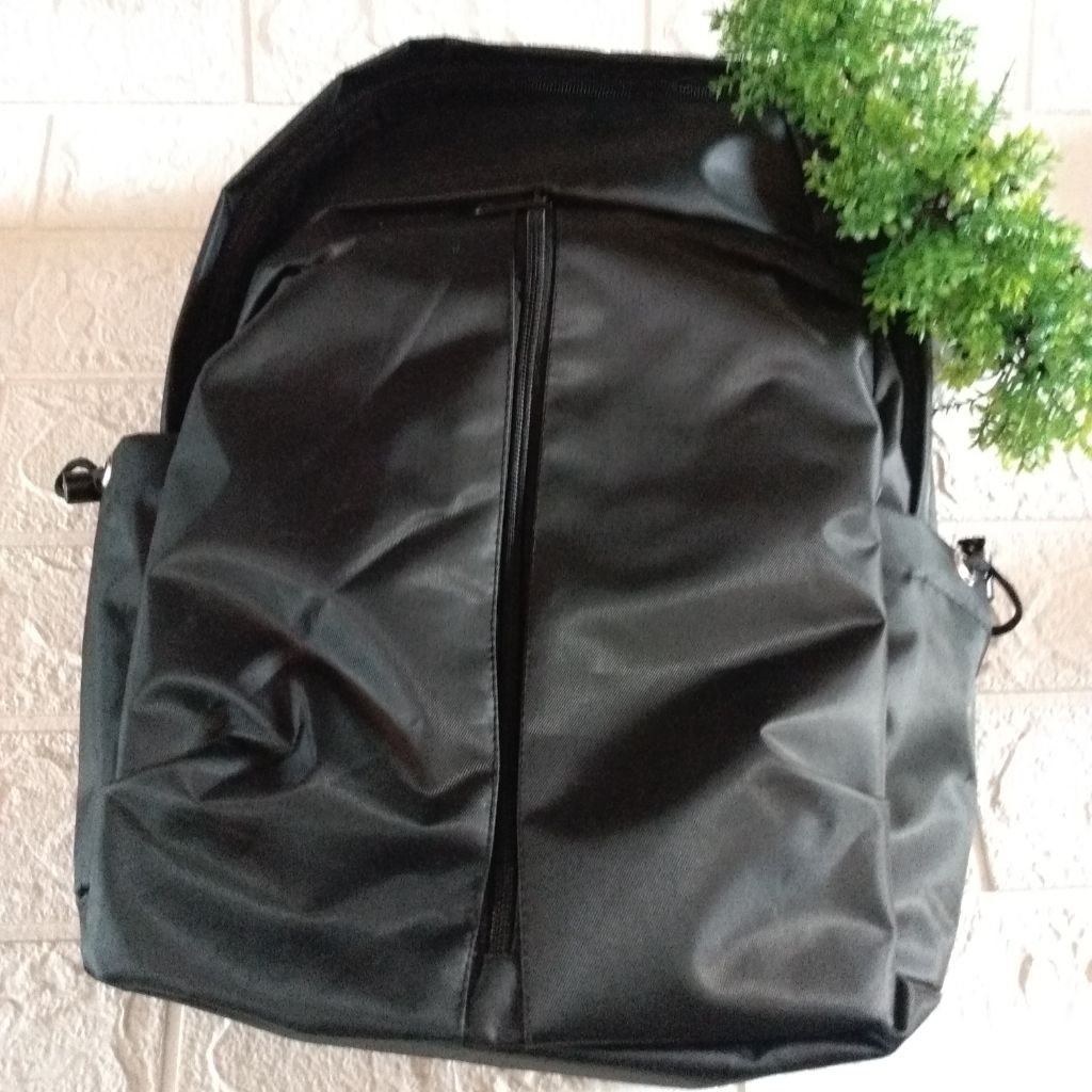ini adalah Tas Boi Hitam, size: 44 cm x 28 cm, material: canvas, color: black, brand: tasranselindonesia, age_group: all ages, gender: unisex