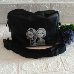 ini adalah Tas Qwen Hitam, size: 24 cm x 21 cm, material: synthetic, color: black, brand: taselindonesia, age_group: all ages, gender: female
