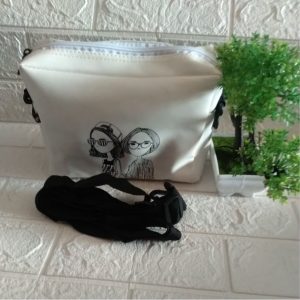 ini adalah Tas Qwen Putih, size: 24 cm x 21 cm, material: synthetic, color: white, brand: taselindonesia, age_group: all ages, gender: female