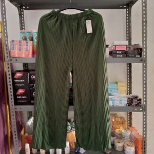 ini adalah Kulot Plisket Army, size: L. Pinggang : 80 - 110 cm P.Celana : 87 cm, material: Jersey, color: green, brand: Bajuwanitaindonesia, age_group: all ages, gender: female