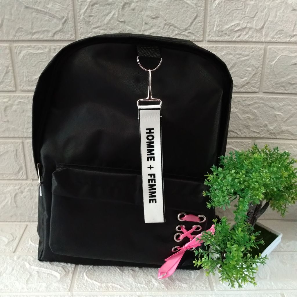 ini adalah Tas Daina Hitam, size: 35 cm x 30 cm, material: canvas, color: black, brand: tasranselindonesia, age_group: all ages, gender: unisex