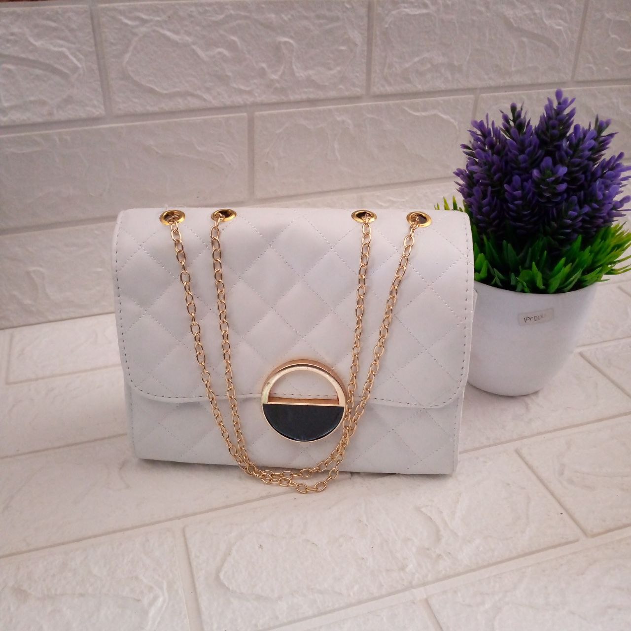ini adalah Tas Teresia Putih, size: 20 cm x 15 cm, material: synthetic, color: white, brand: tasselempangindonesia, age_group: all ages, gender: female