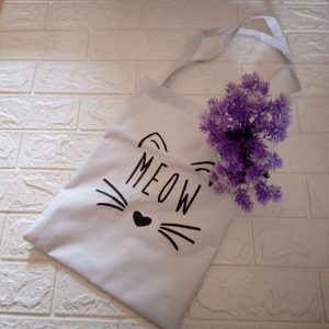 ini adalah Tote Meow Putih, size: 40cmx35cm, material: canvas, color: white, brand: totebagkltd, age_group: all ages, gender: female