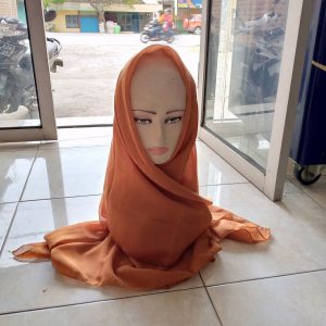 ini adalah Bella Square Bata, size: 115cm x 115cm, material: Double Hycount, color: orange bata, brand: Bellajilbab, age_group: all ages, gender: female