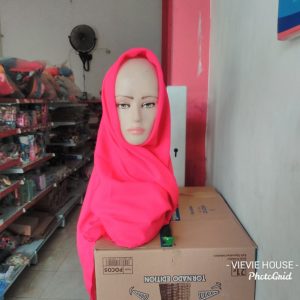 ini adalah Bella Square Fuchia, size: 115cm x 115cm, material: Double Hycount, color: pink fuchia, brand: Bellajilbab, age_group: all ages, gender: female