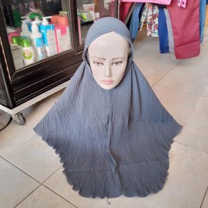 ini adalah Bergo Plisket Abutua, size: depan 65cmx belakang 75 cm, material: Cotton diamond, color: dark grey, brand: Jilbabplisketindonesia, age_group: all ages, gender: female