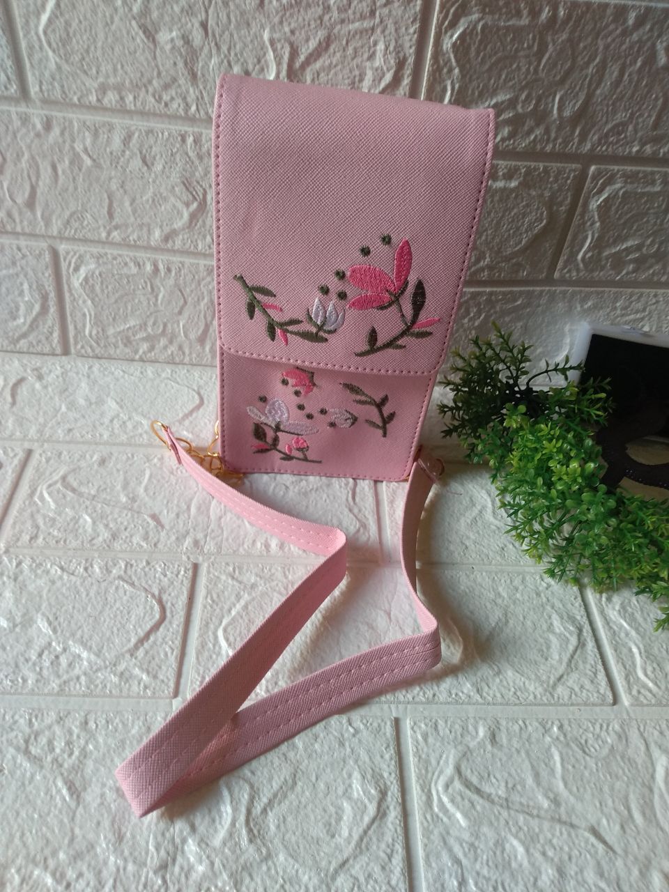 ini adalah Tasel Bordir Dila Pink, size: 20 cm x 11 cm, material: synthetic, color: pink, brand: tasdilaindonesia, age_group: all ages, gender: female