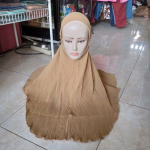 ini adalah Bergo Plisket Coksu, size: depan 65cmx belakang 75 cm, material: Cotton diamond, color: chocholate milk, brand: Jilbabplisketkltd, age_group: all ages, gender: female
