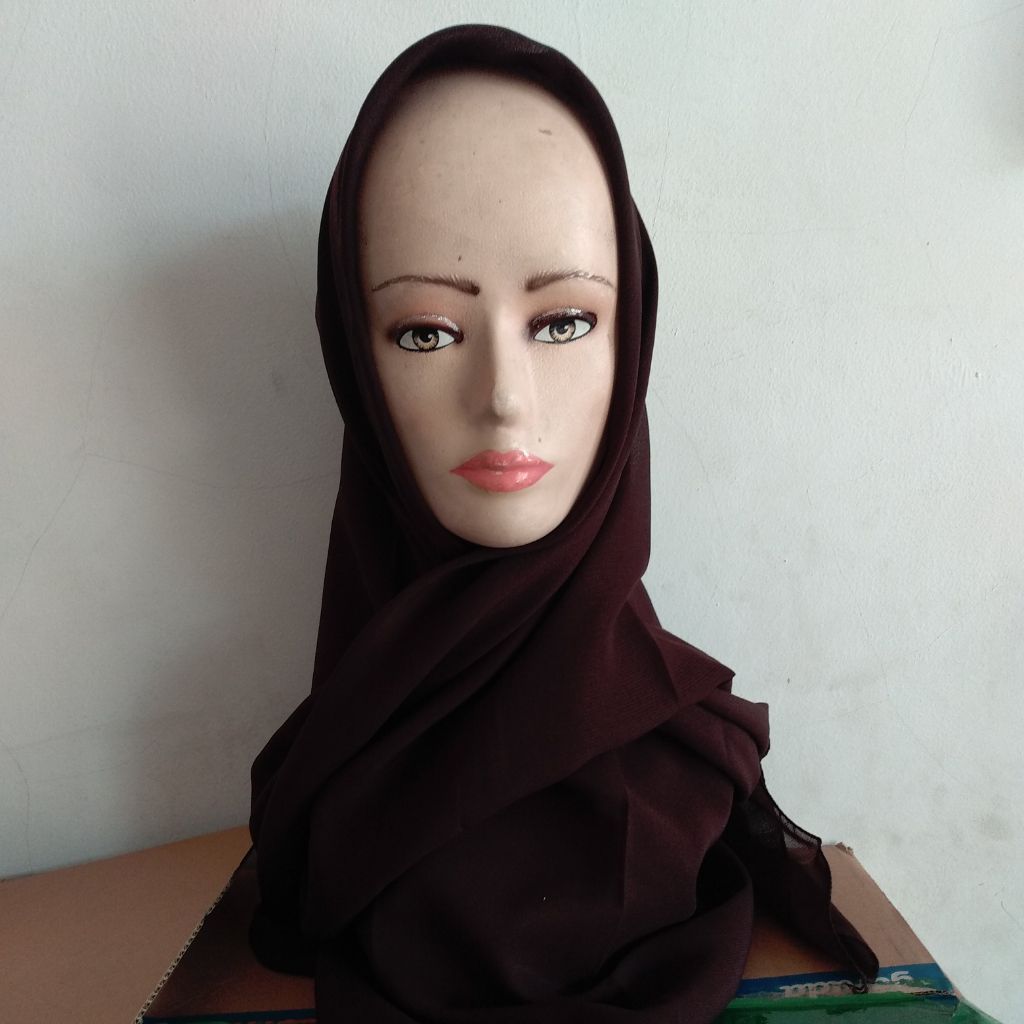 ini adalah Bella Square Coffe, size: 115cm x 115cm, material: Double Hycount, color: black coffee, brand: Bellajilbab, age_group: all ages, gender: female