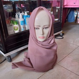 ini adalah Bella Square Peanut, size: 115cmx115cm, material: Double hycount, color: chocholate peanut, brand: Bellajilbab, age_group: all ages, gender: female
