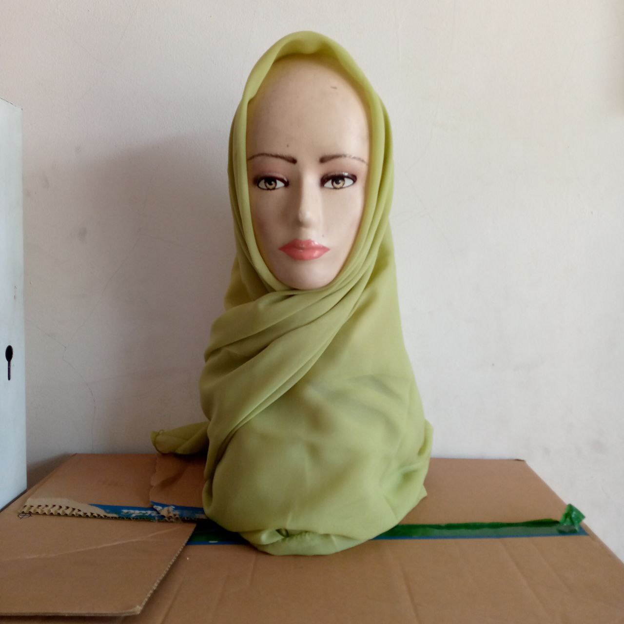 ini adalah Bella Square Pear, size: 115cmx115cm, material: Double hycount, color: green, brand: Bellajilbab, age_group: all ages, gender: female
