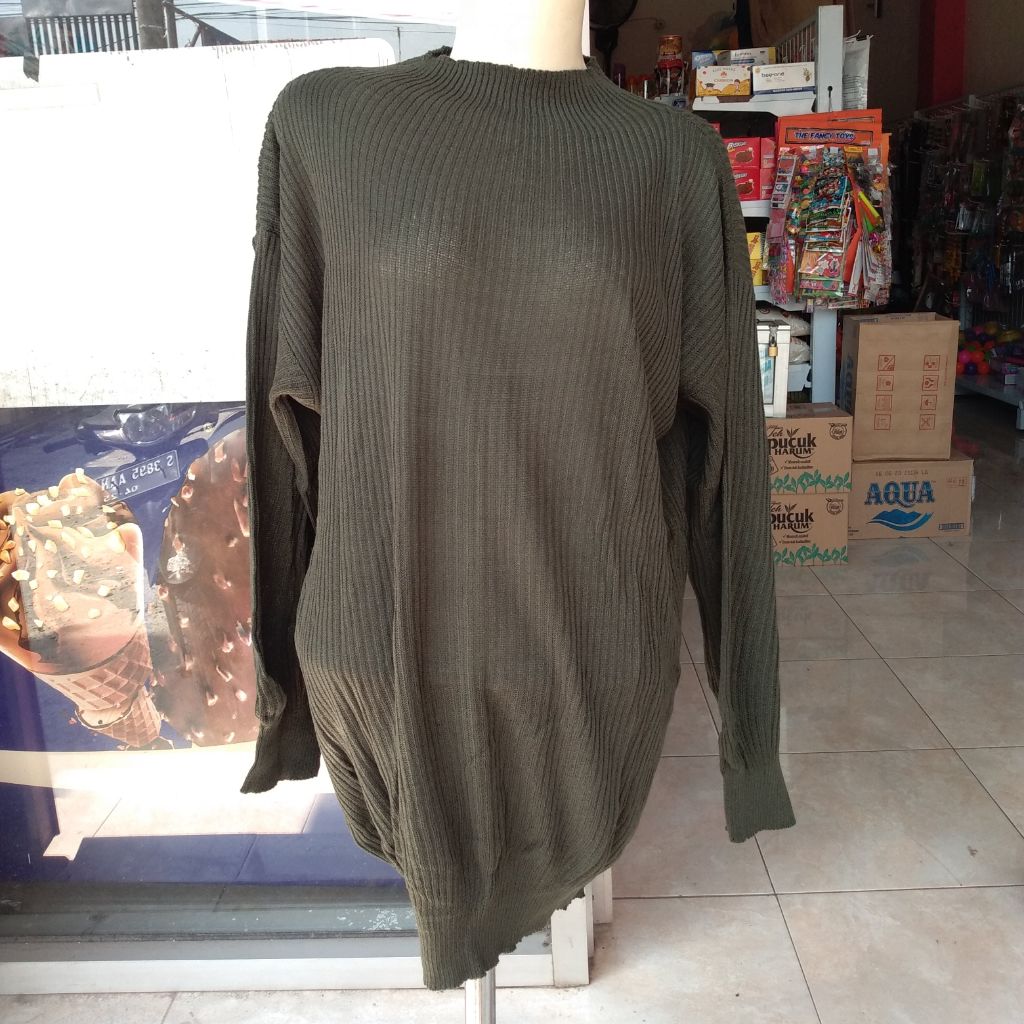 ini adalah Bayoneta Sweater Army, size: LD 100 cm, material: wol, color: green, brand: bayonetaviekltd, age_group: all ages, gender: female