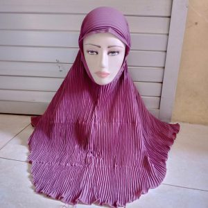 ini adalah Bergo Plisket Lavender, size: depan 65cmx belakang 75 cm, material: Cotton diamond, color: purple, brand: Jilbabplisketkltd, age_group: all ages, gender: female