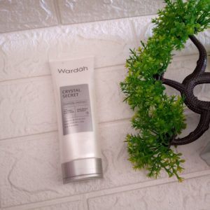 ini adalah Wardah Crystal Secret Foaming Cleanser, brand: Wardah, age_group: all ages, gender: female