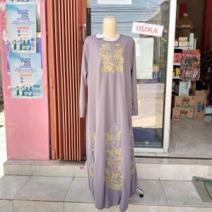 ini adalah Gamis Bordir Bunga Abu, size: 114cmx135 cm, material: voxy premium, color: grey, brand: Abayagamisindonesia, age_group: all ages, gender: female
