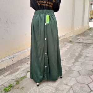 ini adalah Rok Plisket Kancing Emerald, size: Long 97cm, material: Jersey, color: green emerald, brand: rokplisketkalitidu, age_group: all ages, gender: female