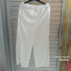 ini adalah Kulot Doty Putih, size: panjang 90cm, material: scuba, color: white, brand: kulotdotykalitidu, age_group: all ages, gender: female