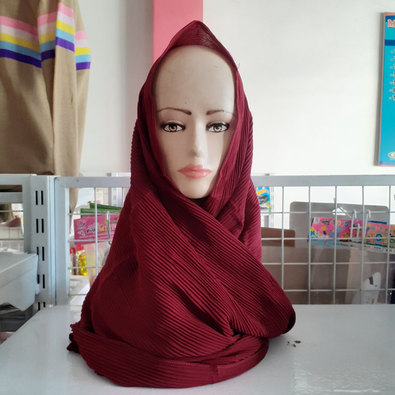 ini adalah Pasmina Plisket Marun, size: 75 cm x 180 cm, material: Cotton Diamond, color: maroon, brand: pasminaplisketkltd, age_group: all ages, gender: female