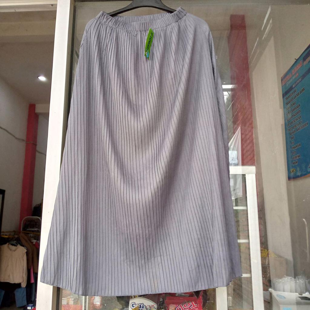 ini adalah Rok Plisket Abu, size: Long 97cm, material: Jersey, color: grey, brand: rokplisketkalitidu, age_group: all ages, gender: female