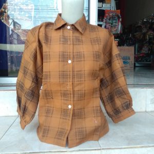 ini adalah Kemeja Kotak Coksu, color: chocholate milk, brand: Bajuwanitaindonesia, age_group: all ages, gender: female
