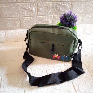 ini adalah Tas Rara Army, size: 24cmx 21cm, material: Canvas, color: green, brand: tasrarakalitidu, age_group: all ages, gender: female