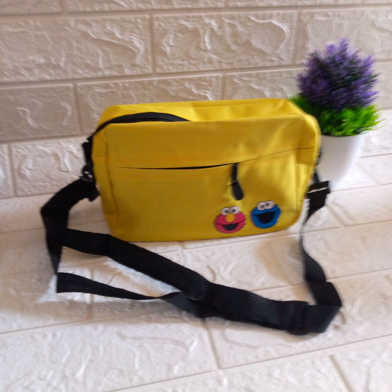ini adalah Tas Rara Kuning, size: 24cmx 21cm, material: Canvas, color: yellow, brand: tasrarakalitidu, age_group: all ages, gender: female