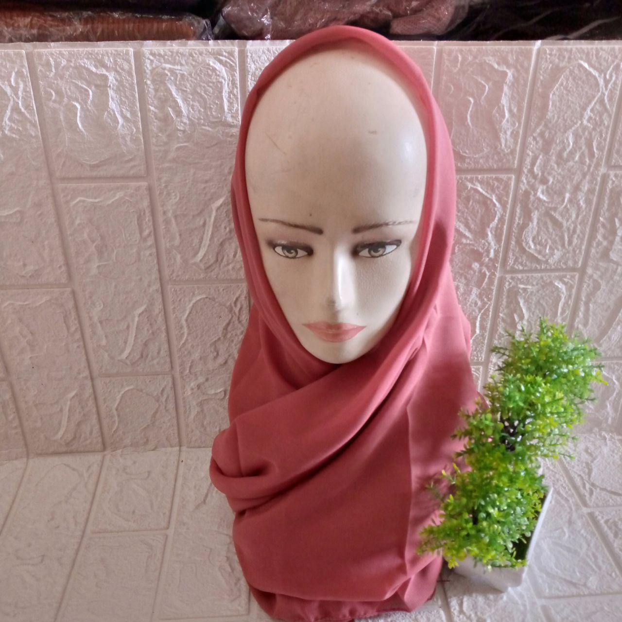 ini adalah Bella Square Darwin, size: 115cmx115cm, material: Double hycount, color: pink darwin, brand: Bellajilbab, age_group: all ages, gender: female