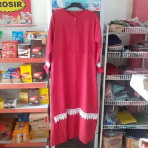 ini adalah Gamis Lio Marun, size: LD103cm, material: moscrepe, color: maroon, brand: gamisliokalitidu, age_group: all ages, gender: female