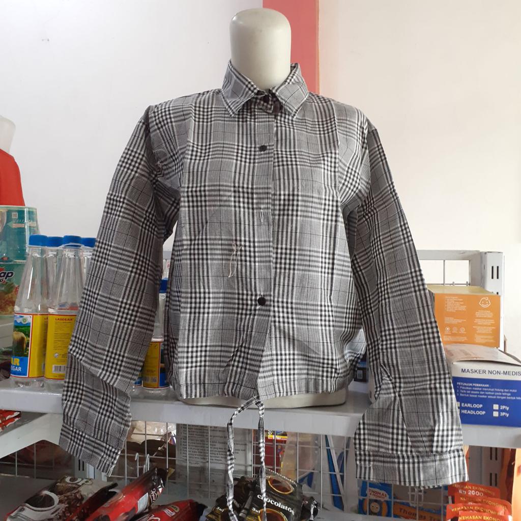 ini adalah Kemeja Serut Kotak Abu, size: LD98cm, material: cotton, color: grey, brand: kemtaliserutkalitidu, age_group: all ages, gender: female