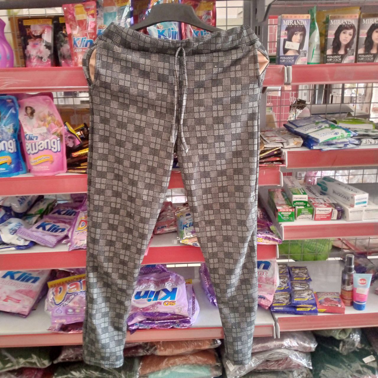 ini adalah Celana Doty Kotak Abu, size: Long 91cm, material: Scuba, color: dark grey, brand: Dotykotakkalitidu, age_group: all ages, gender: female