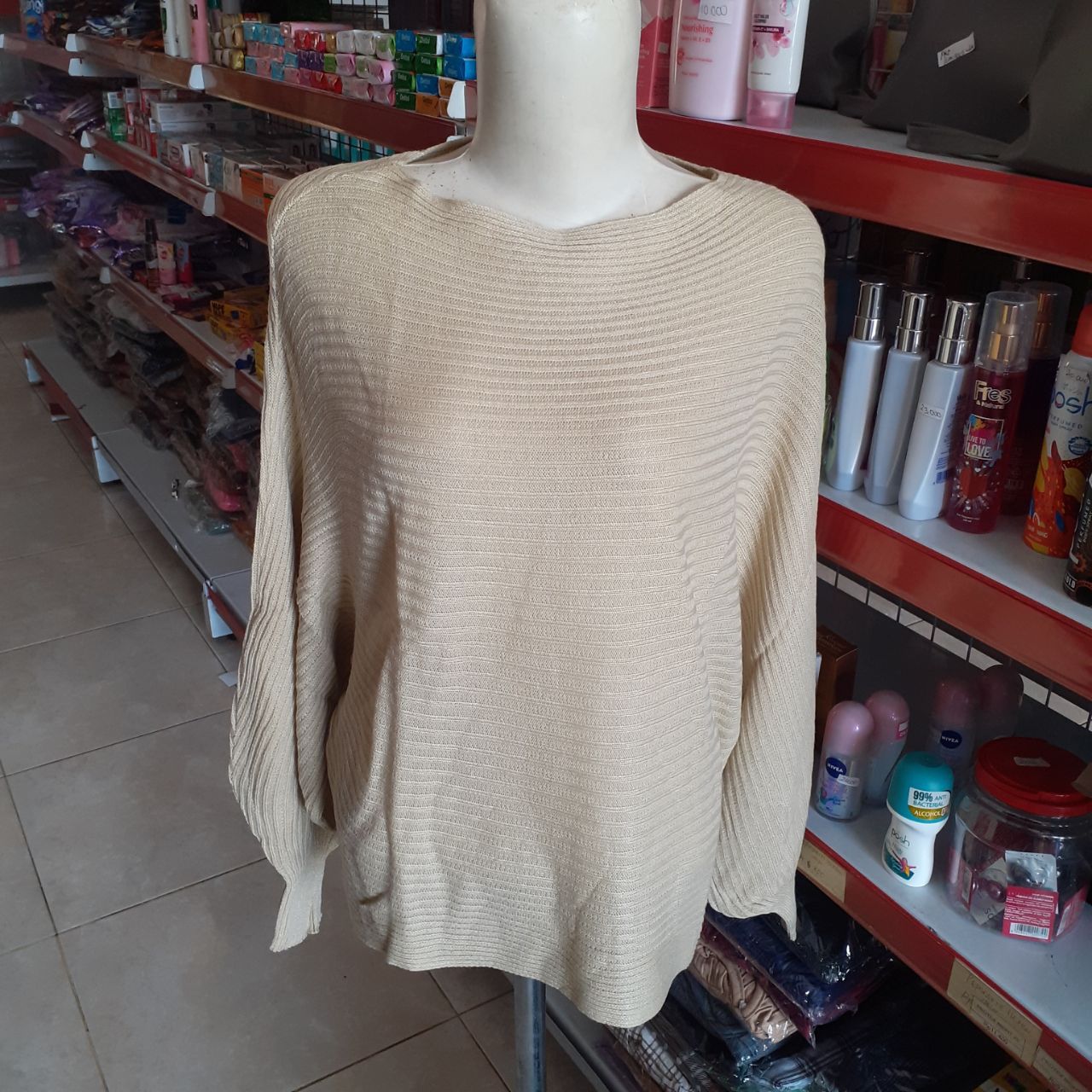 ini adalah Rajut Batwing Cream, size: P66cm, P.lengan 60cm, Lingkar baju bawah 100cm, material: wol, color: cream, brand: Rajutbatwingkalitidu, age_group: all ages, gender: female