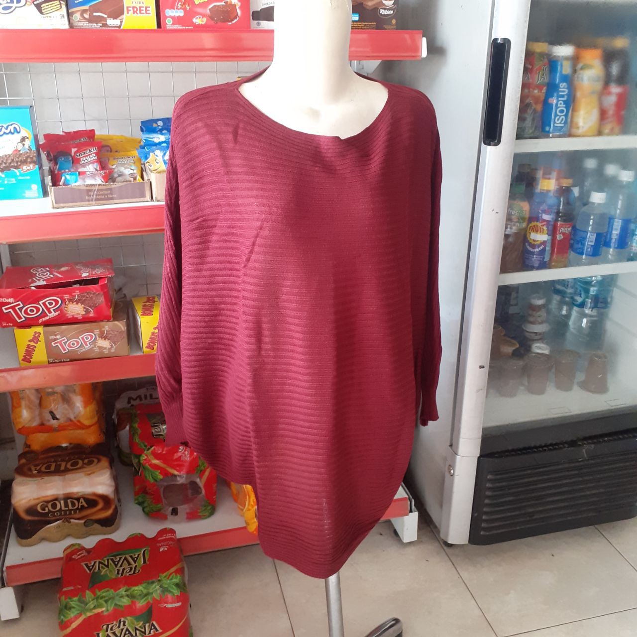 ini adalah Rajut Batwing Maroon, size: P66cm, P.lengan 60cm, Lingkar baju bawah 100cm, material: wol, color: maroon, brand: Rajutbatwingkalitidu, age_group: all ages, gender: female