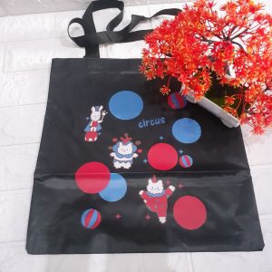 ini adalah Tote Bag Sirkus Hitam, size: 40cm x 35cm, material: canvas, color: black, brand: Toteminimaliskalitidu, age_group: all ages, gender: female